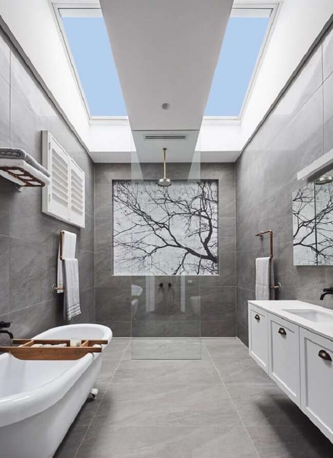 11. A claraboia banheiro favorece a entrada de luz natural em todo o ambiente. Fonte: The Northern Daily Leader