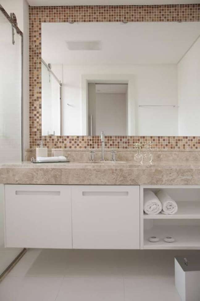 11. Banheiro bege com armário branco e pastilhas ao redor do espelho – Foto Sartori Design