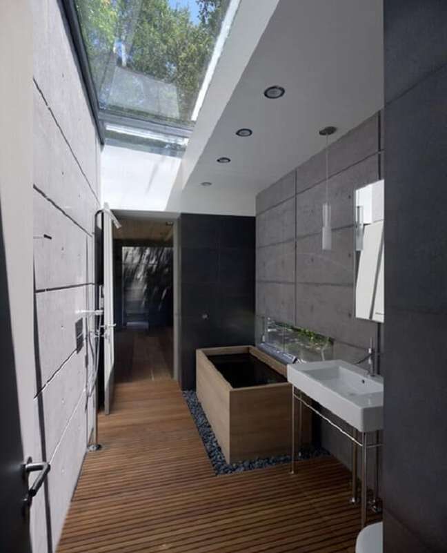 22. Ambiente aconchegante com claraboia banheiro. Fonte: Paco Cabello