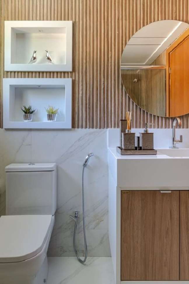 55. Banheiro marmorizado bege com madeira ripada na outra metade da parede – Foto IDEA Isabela de Andrade