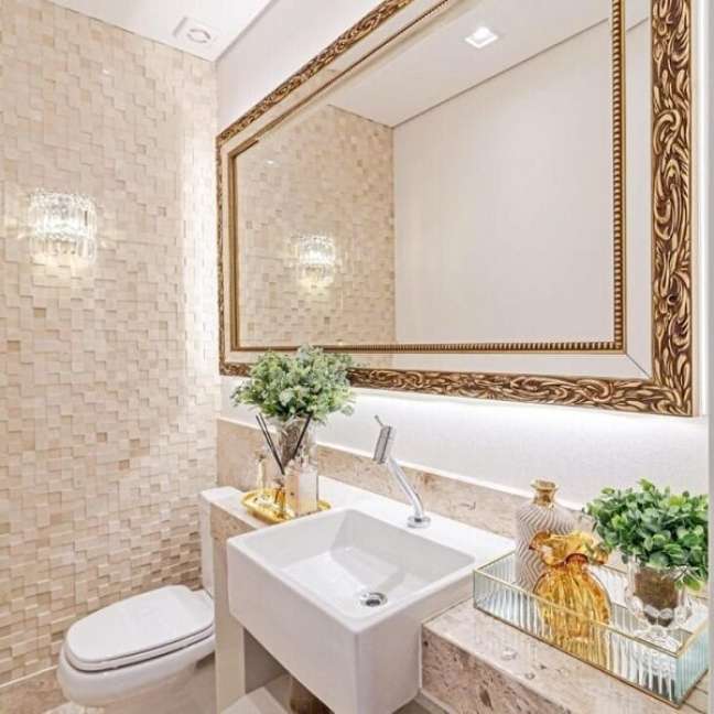 26. Banheiro bege com cuba de encaixe e espelho dourado – Foto Revista VD