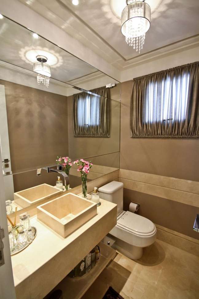 30. Banheiro bege com espelho atrás – Foto Labhaus Arquitetura e Interiores Elizabeth Martins