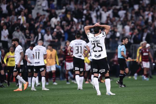 Bruno Mendez, jogador do Corinthians lamenta derrota ao final da partida contra o Flamengo no estádio Arena Corinthians pelo campeonato Copa Libertadores 2022