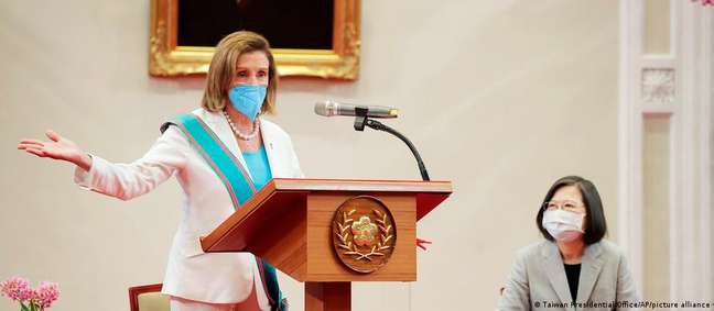 A presidente da Câmara norte-americana, Nancy Pelosi (esq.), e a presidente de Taiwan, Tsai Ing-wen A presidente da Câmara norte-americana, Nancy Pelosi (esq.), e a presidente de Taiwan, Tsai Ing-wen