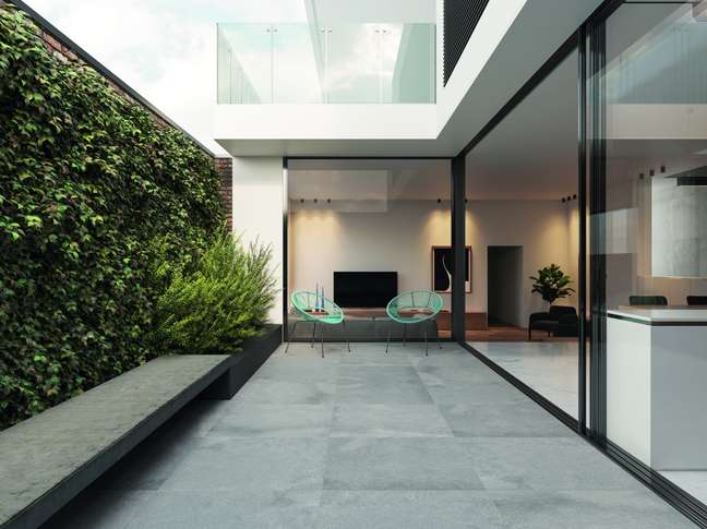 The balcony of the house has a non-slip matt porcelain stoneware floor, a wall covered with greenery and integration with the living area. The balcony of the house has a non-slip matt porcelain stoneware floor, a wall covered with greenery and integration with the living area.