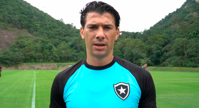 Argentino está recuperado depois de cirurgia nos ossos da face (Reprodução / YouTube BotafogoTV)