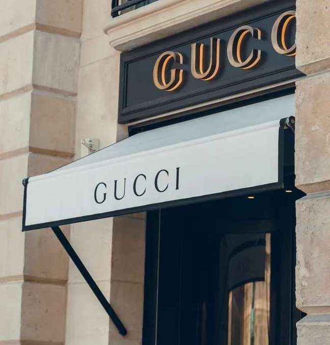 Gucci, Prada, Louis Vuitton, Balenciaga, lançaram juntas no início de junho o projeto Timecapsule Apparel e 100 ETH NFTs. (Imagem:Reprodução/Unsplash/Pauline FIGUET)
