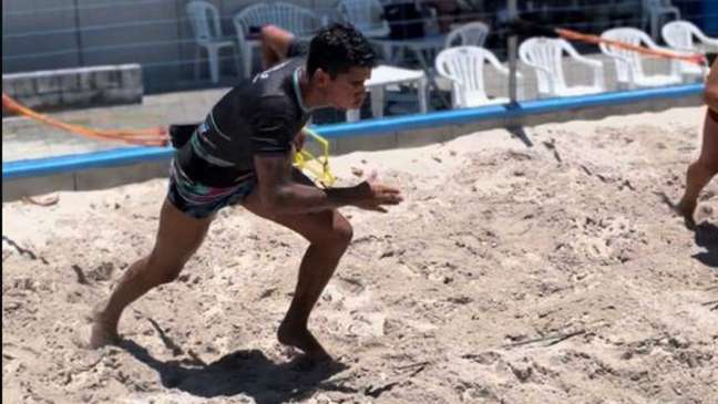 Sandrey Santos foca no treino físico para vencer liga de futevôlei (Foto: Divulgação)