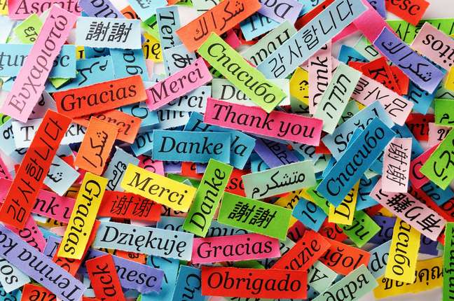 Papeis coloridos escrito 'obrigado' em diferentes idiomas