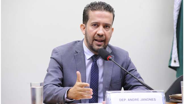 Janones foi cobrador de ônibus, cursou Direito e se elegeu deputado federal em 2018 Janones foi cobrador de ônibus, cursou Direito e se elegeu deputado federal em 2018
