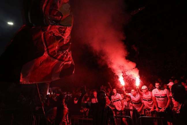 Torcedores do São Paulo usam bandeiras com mastro na porta do Morumbi (Foto: Rubens Chiri/São Paulo FC)