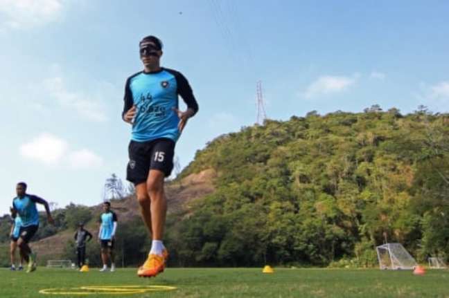 Cuesta treinando de máscara pelo Botafogo (Vítor Silva/Botafogo) Cuesta treinando de máscara pelo Botafogo (Vítor Silva/Botafogo)
