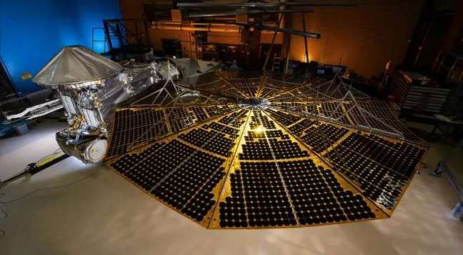 Um dos painéis solares da Lucy, em teste na Terra antes do lançamento. Imagem: (Lockheed Martin / Reprodução)