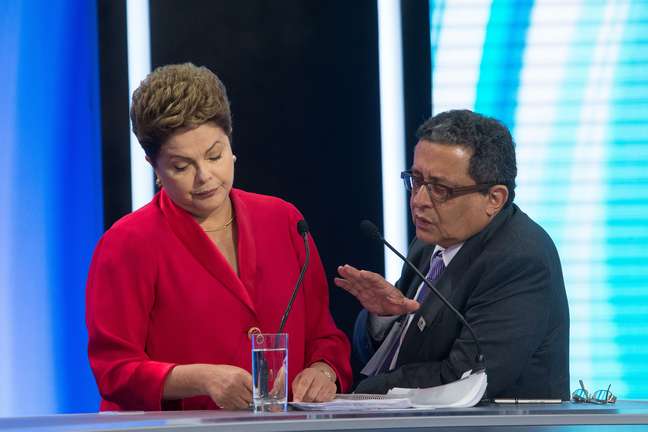 Brasil, São Paulo, SP. 28/09/2014. Dilma Rousseff e o marqueteiro do PT João Santana durante debate na TV Record em São Paulo com a participação de Marina Silva e Aecio Neves.
