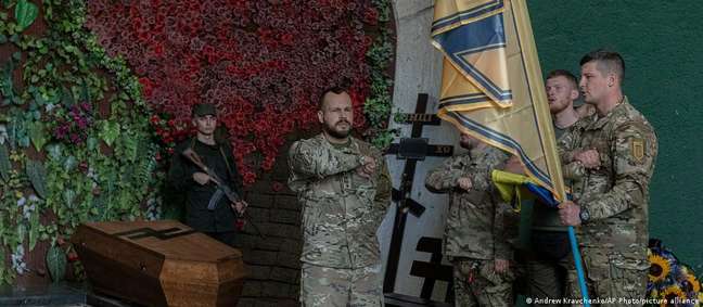 Combatentes Azov prestam homenagem a colega morto 