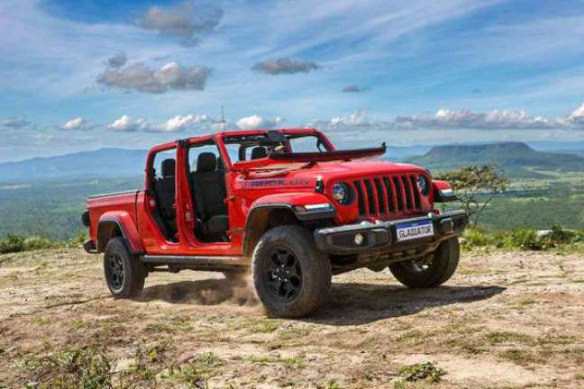 Jeep Gladiator tem o selo 'Trail Rated', dado para veículos que superam testes em terrenos 'difíceis' e 'desafiadores'