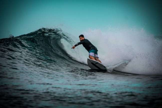 Diego Martone desestressa em sessões de surfe (Foto: Arquivo pessoal)