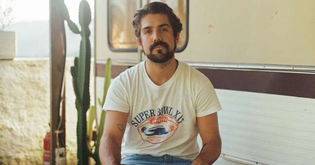 Gabriel suffers for love in the video for “Embrigado de Saudade”