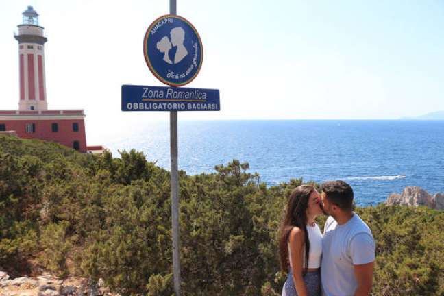 Placa de beijo 'obrigatório' fica no Belvedere del Sognatore, em Anacapri