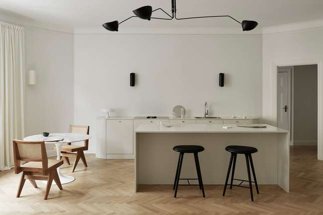 A minimalist round kitchen in a warm tone softens the modern design and gives the kitchen an updated, Scandinavian look in this beautiful interior dream.