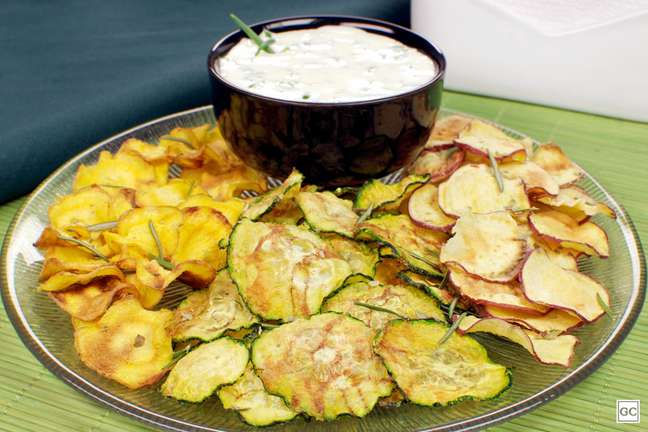 Chips de legumes com molho de iogurte | Foto: Guia da Cozinha