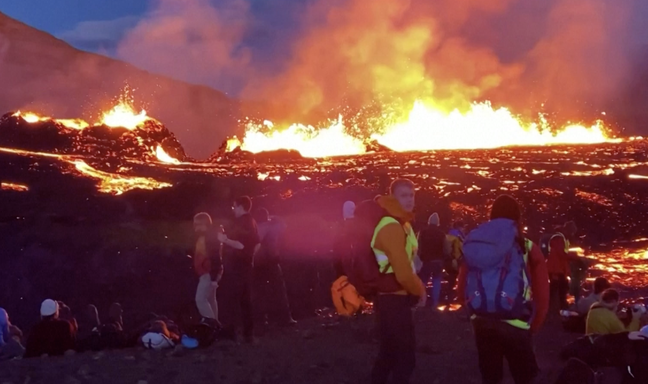 Erupção de vulcão se transforma em atração turística na Islândia