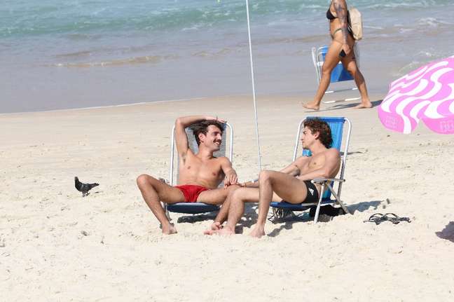 Jesuíta Barbosa is caught kissing with a mysterious man in Praia do Leblon, south of Rio de Janeiro