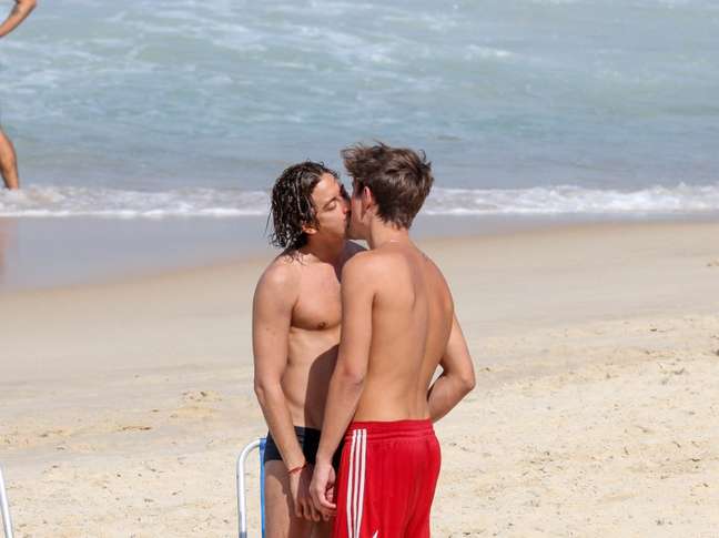 Jesuíta Barbosa é flagrado aos beijos com homem misterioso na Praia do Leblon, zona sul do Rio de Janeiro