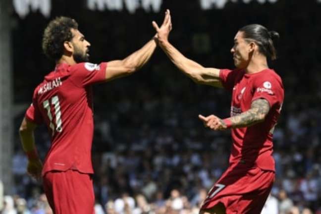 Salah e Darwin Núñez prometem temporada em alto nível no Liverpool (Foto: JUSTIN TALLIS / AFP)
