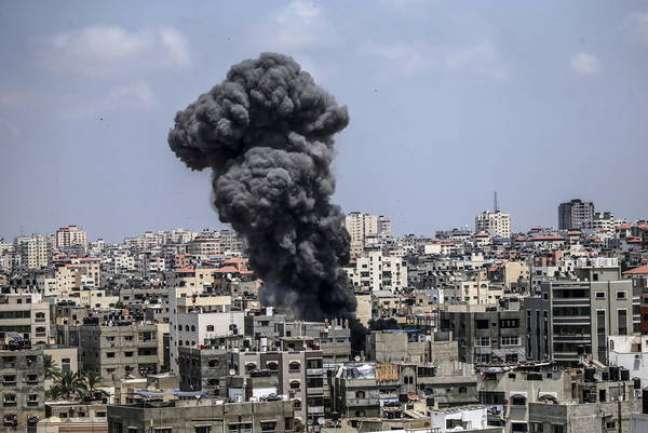 Fumaça após bombardeio israelense na Faixa de Gaza