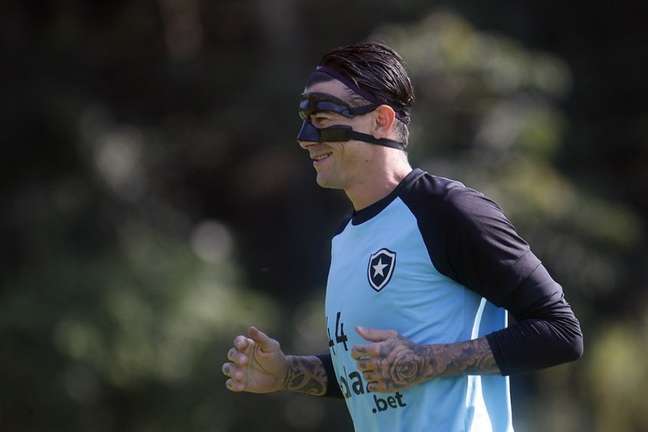 Victor Cuesta tem treinado de máscara no Botafogo (Foto: Vítor Silva/Botafogo)