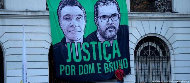 Banner pedindo apuração e responsabilização pelas mortes de Bruno e Dom aberto durante ato na Cinelândia, no Rio