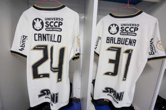 Camisas de Cantillo e Balbuena antes do jogo contra o Avaí (Foto: Rodrigo Coca/Ag.Corinthians)