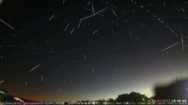 Meteoros da chuva Delta Aquáridas e alguns esporádicos de outras, registrados em Monte Castelo (Imagem: Jocimar Justino de Souza) Meteoros da chuva Delta Aquáridas e alguns esporádicos de outras, registrados em Monte Castelo (Imagem: Jocimar Justino de Souza)