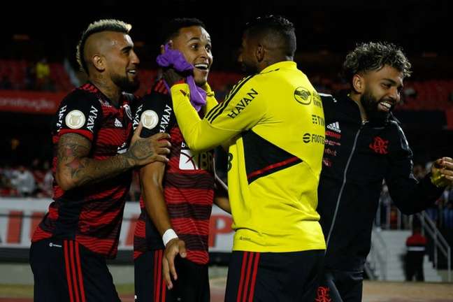 Aposta certeira: opção por dois times mantém elenco saudável e prova força do Flamengo nas três frentes