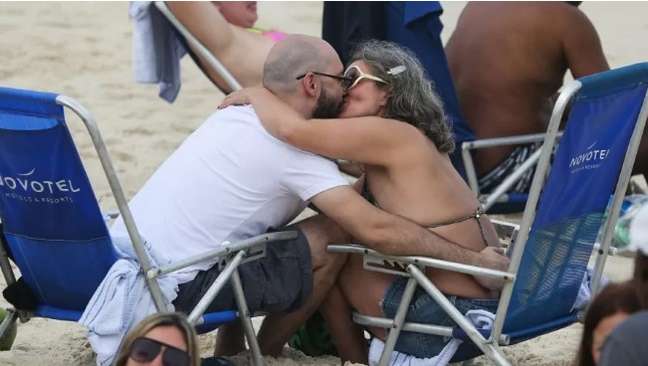 Maria Candida enjoys the beach with a mysterious man Maria Candida enjoys the beach with a mysterious man