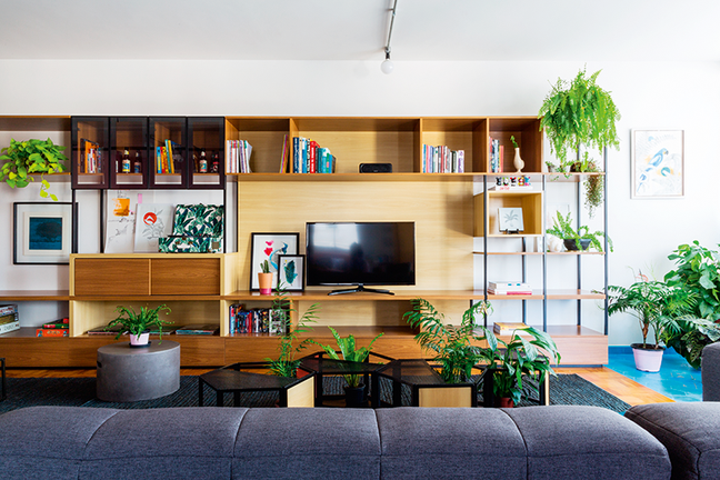 The shelf with iron structure alternates pau-marfim and freijó, the same elements of the furniture line developed by the architects. With 2.10 x 6.80 m, it organizes crockery and cutlery near the dining room, books and a TV on the nose and, in the stretch of the balcony, has openings that support pots with plants. Execution: J.Firmino Marcenaria. The shelf with iron structure alternates pau-marfim and freijó, the same elements of the furniture line developed by the architects. With 2.10 x 6.80 m, it organizes crockery and cutlery near the dining room, books and TV on the nose and, in the stretch of the balcony, it has openings that support pots with plants. Execution: J.Firmino Marcenaria.