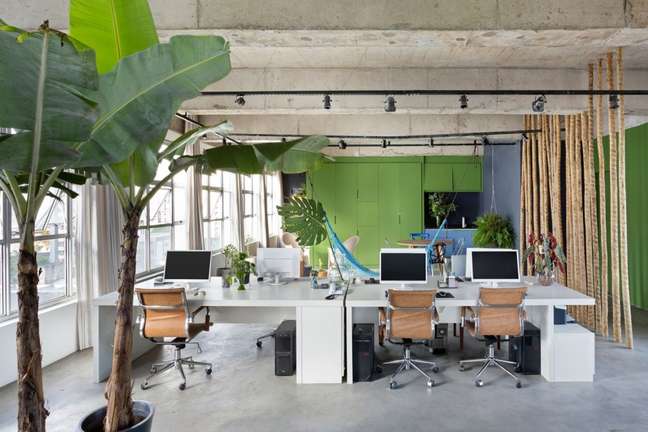The office next to the loft houses Antonio Armando Arquitetura's team of professionals. The office next to the loft houses Antonio Armando Arquitetura's team of professionals.