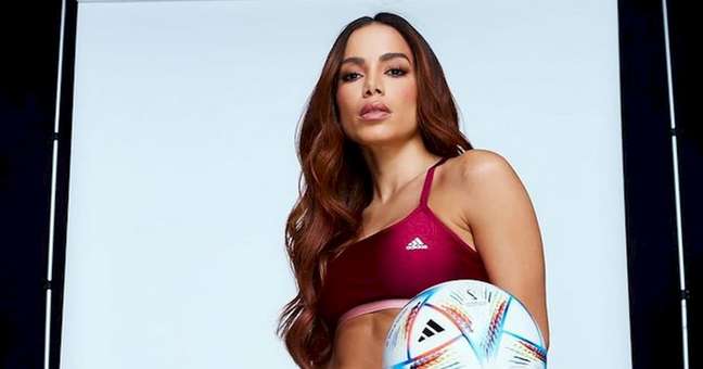 Anitta receives audio from Lula during a podcast interview
