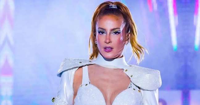 Claudia Leitte leads an unprecedented threesome in Recife Claudia Leitte leads an unprecedented threesome in Recife