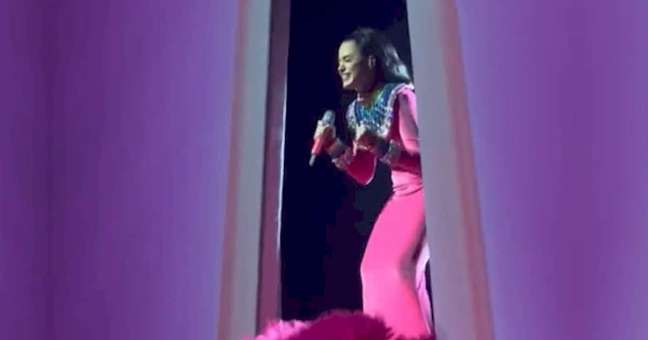 Katy Perry cries during the performance in Las Vegas Katy Perry cries during the performance in Las Vegas