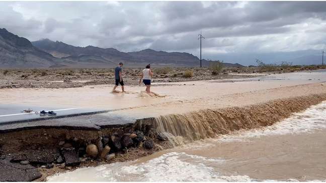 Cerca de 1.000 pessoas ficaram presas no Vale da Morte devido às fortes chuvas