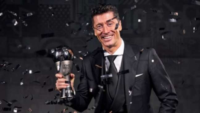 Lewandowski with the award for the best player in the world by FIFA (Photo: Disclosure / Bayern Munich)