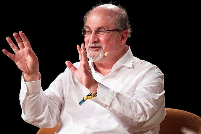 Salman Rushdie risks losing an eye after the knife attack, the officer says