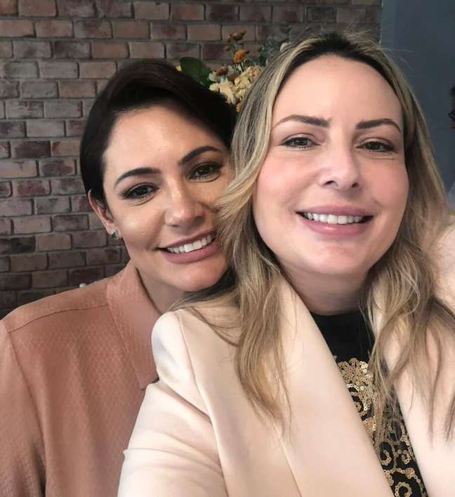 Michelle Bolsonaro takes a selfie with Guilherme de Padova’s wife