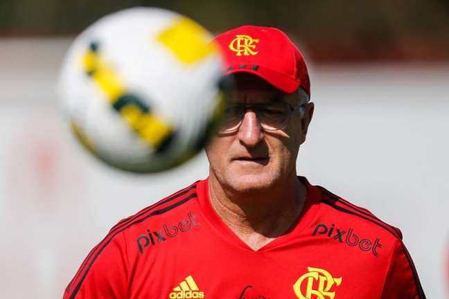 Dorival analisa início de trabalho no Flamengo e elenca vantagens em ter dois times titulares