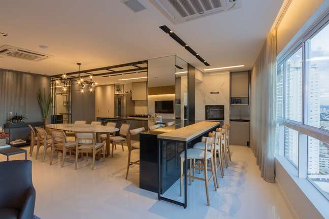 In the case of the kitchen designed by the office, the sawmill completed the useful space of the countertop, overlapping the stone and creating a cleaner, hollowed-out detail that accommodated the stools. In the case of the kitchen designed by the office, the sawmill completed the useful space of the countertop, overlapping the stone and creating a cleaner, hollowed-out detail that accommodated the stools.