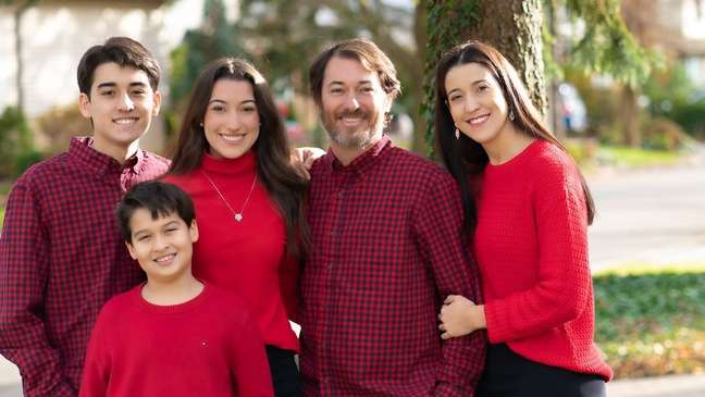 Paula (&agrave; dir.), Arlan e os tr&ecirc;s filhos se mudaram para o Canad&aacute; em 2018