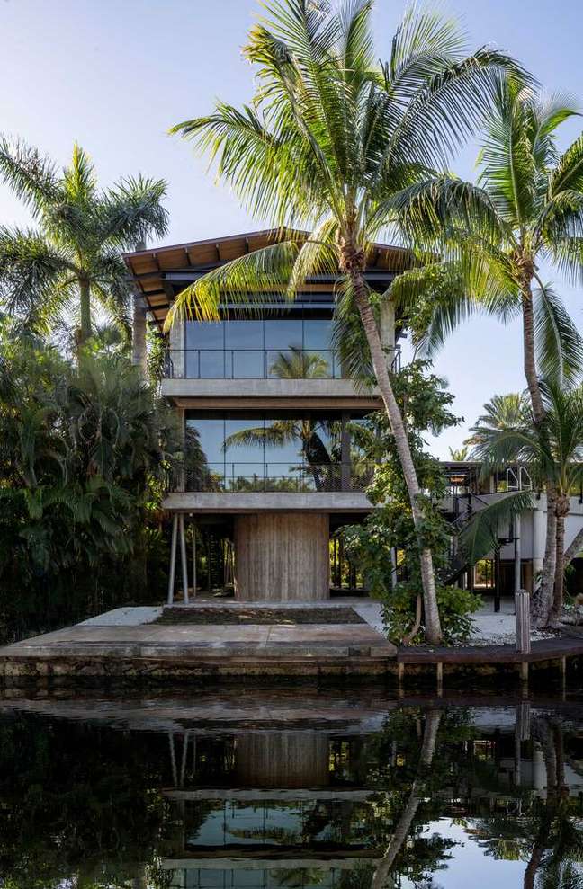 Facade of a house suspended from a two-story concrete structure above the stilts. Facade of a house suspended from a two-story concrete structure above the stilts.