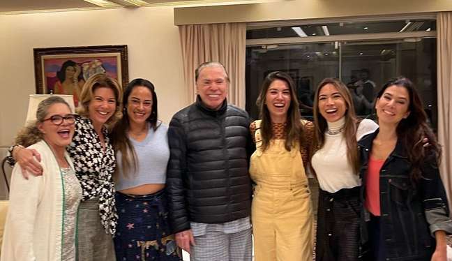 On the air, Silvio Santos makes a rare appearance with his daughters On the air, Silvio Santos makes a rare appearance with his daughters